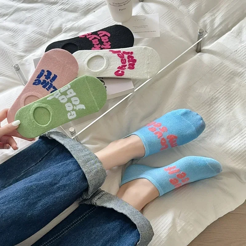 5 أزواج من جوارب القارب النسائية ذات الحروف الملونة الدوبامين ذات الفم الضحل ماصة للعرق جوارب صيفية رفيعة وبسيطة قابلة للتنفس 2026