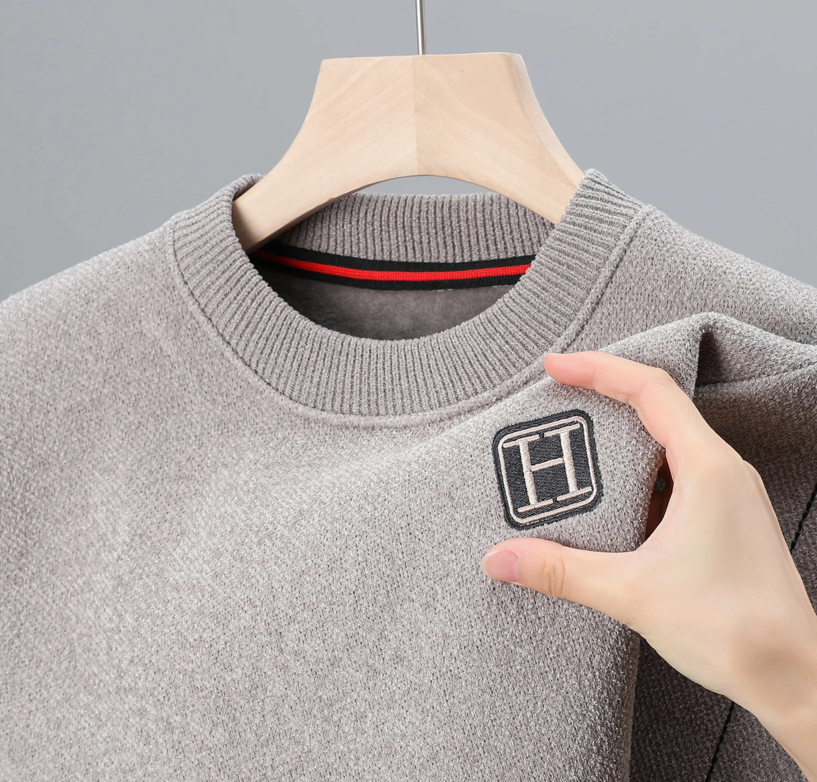 

2025 New Round Neck One Piece Velvet Sweater for Men in Winter Loose and Thick Velvet Snow Neil Warm Embroidered Base Sweater