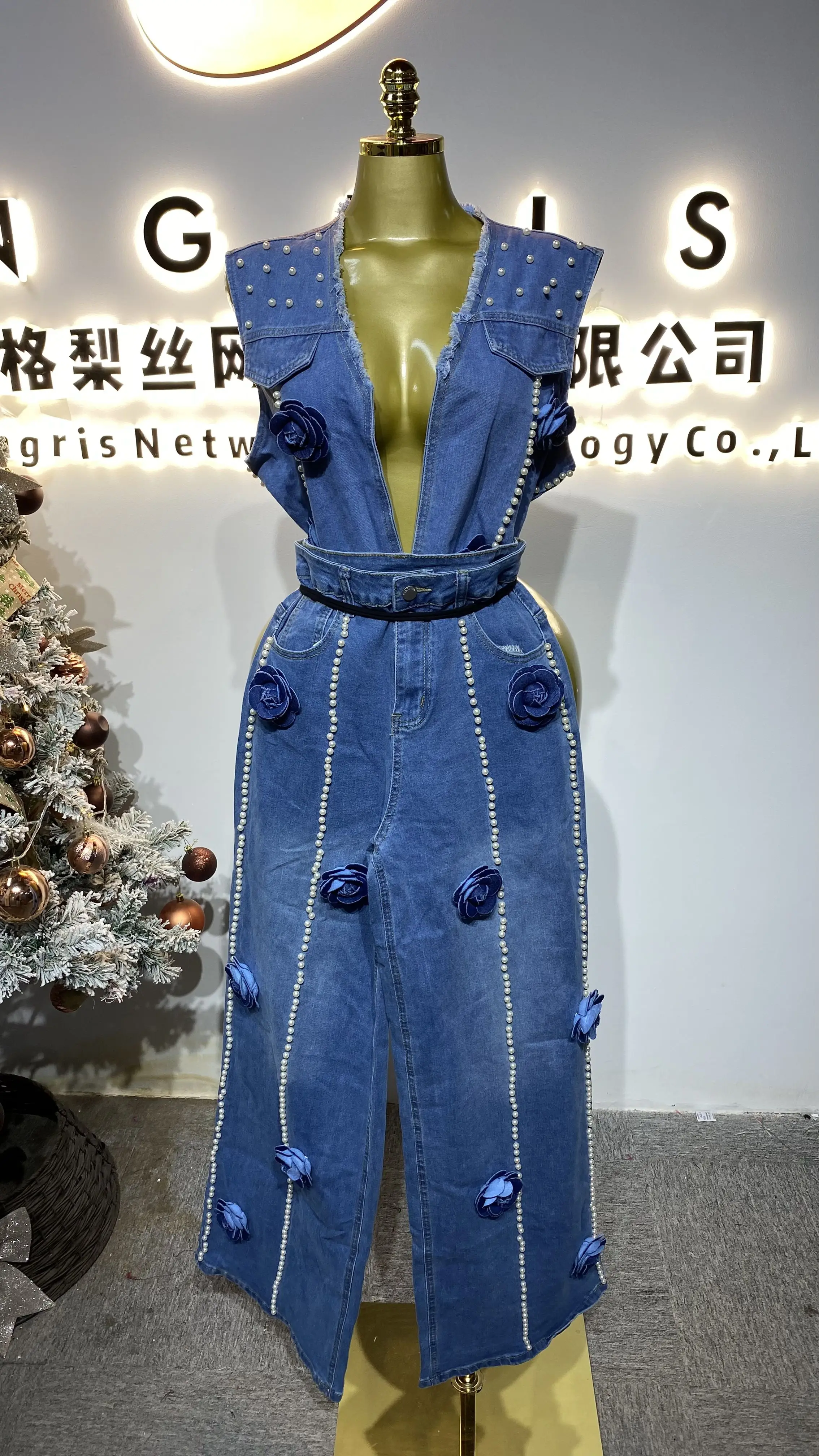 تصميم جديد، بذلة مخصصة بدون أكمام ورقبة على شكل حرف V وحزام قابل للتعديل من قماش الدنيم بطباعة زهور-GZXX224