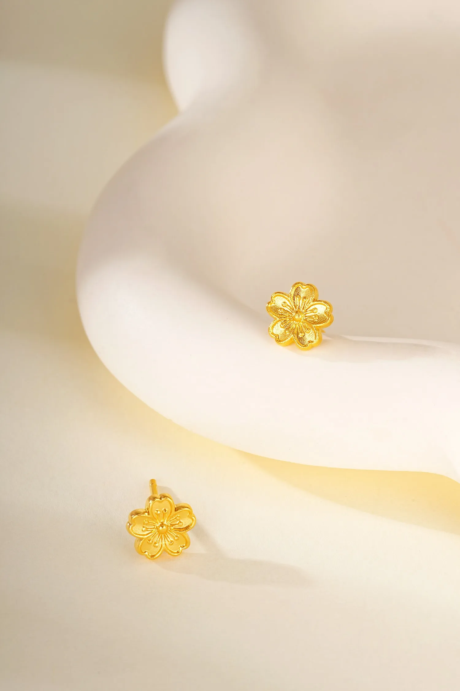 

Lium Gems 24K Gold Vermeil Peach Blossom Stud Earrings Women 925 Sterling Silver Chic Flower Earrings Studs Minimalist Jewelry