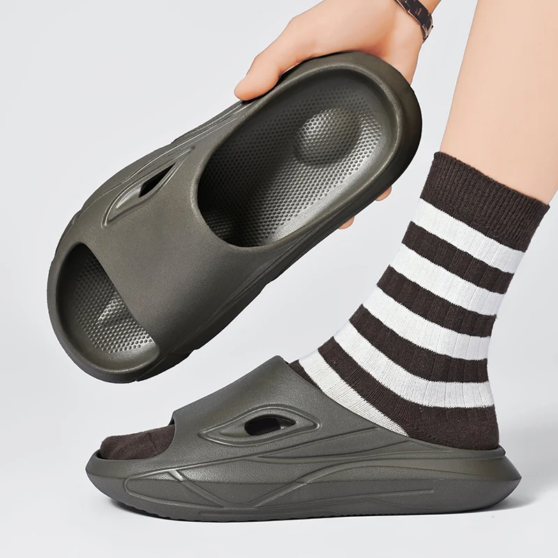 

Новая стильная пляжная обувь, удобные мужские повседневные тапочки, шлепанцы на мягкой подошве, нескользящие массажные модные тапочки из ЭВА, уличные 811