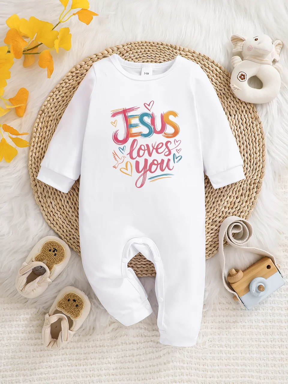 Baby long-sleeved crawling romper, fun letter print, button design, easy to care for, suitable for new parents.