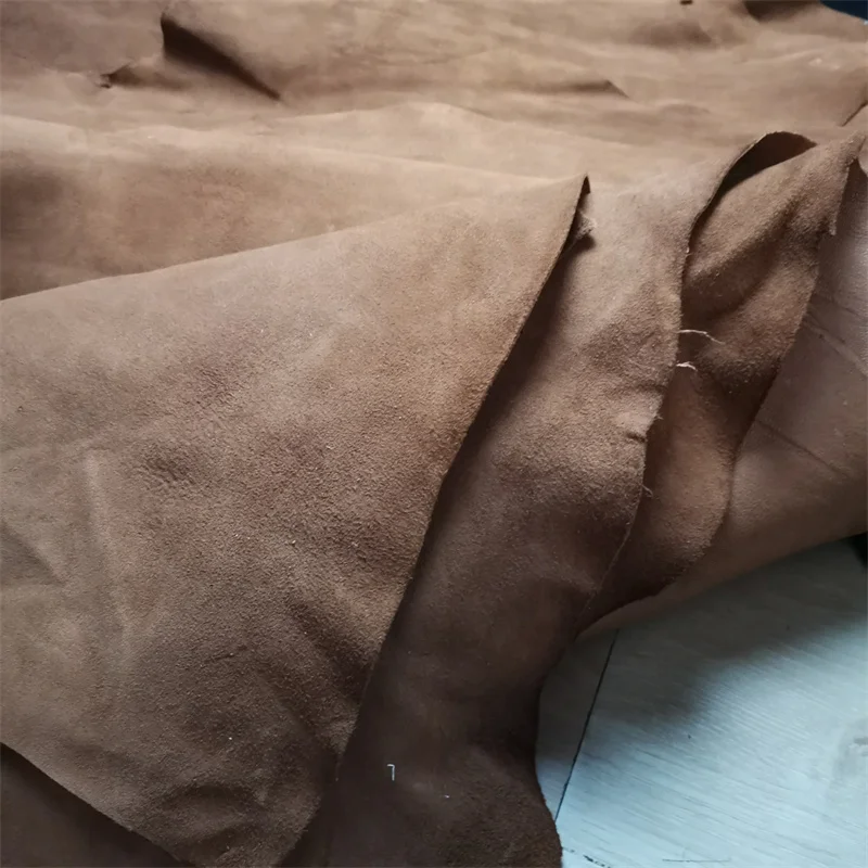 1 mm braunes schwarzes Schaf-Wildleder. Oberleder. Echtlederstoff. Handgefertigtes DIY für Kleidung im Inneren. Paketkante. Ganzes Schaffell – Detail 17