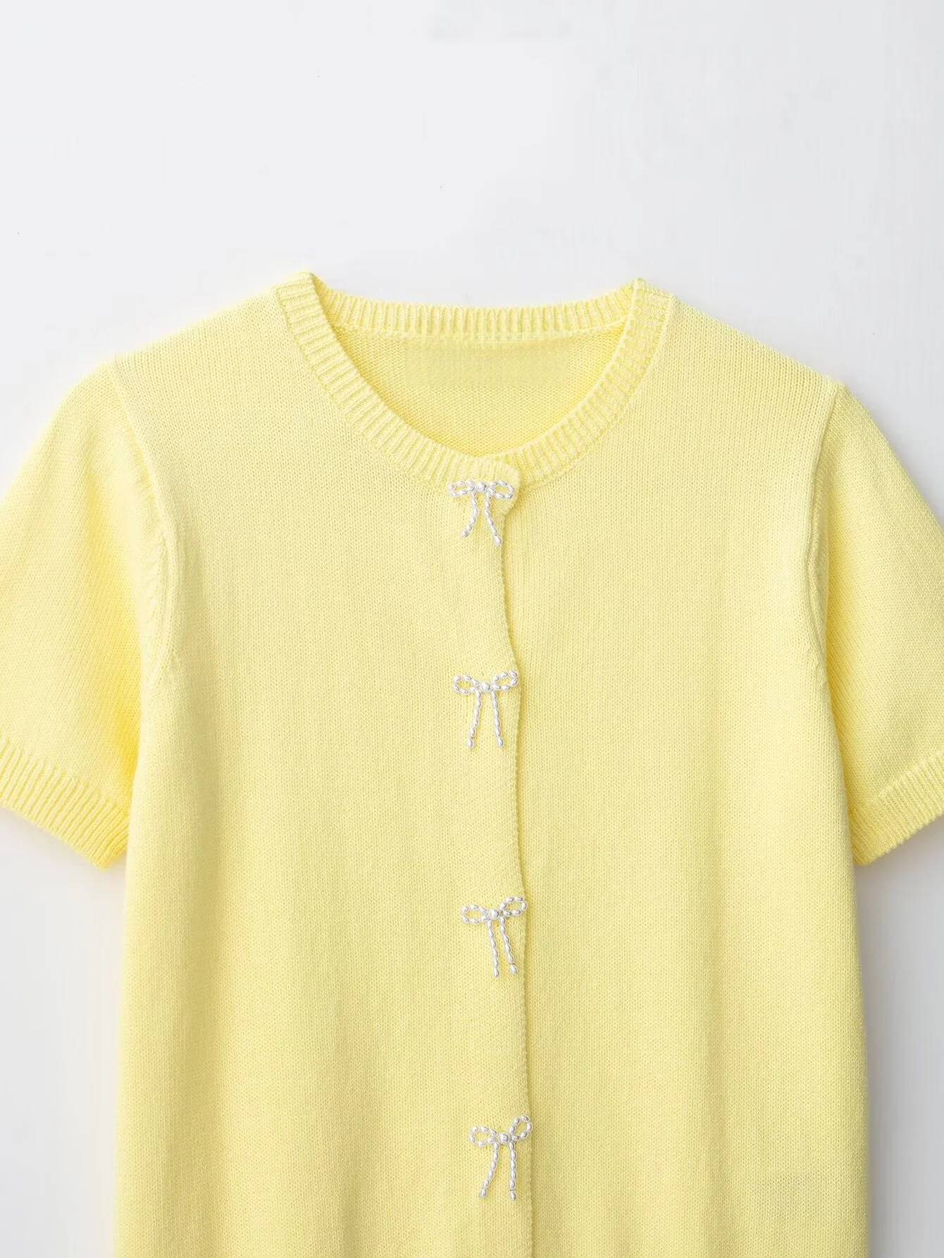 Giacca lavorata a maglia con fiocco di perle artificiali semplice e comoda moda casual da donna nuova estate 2025