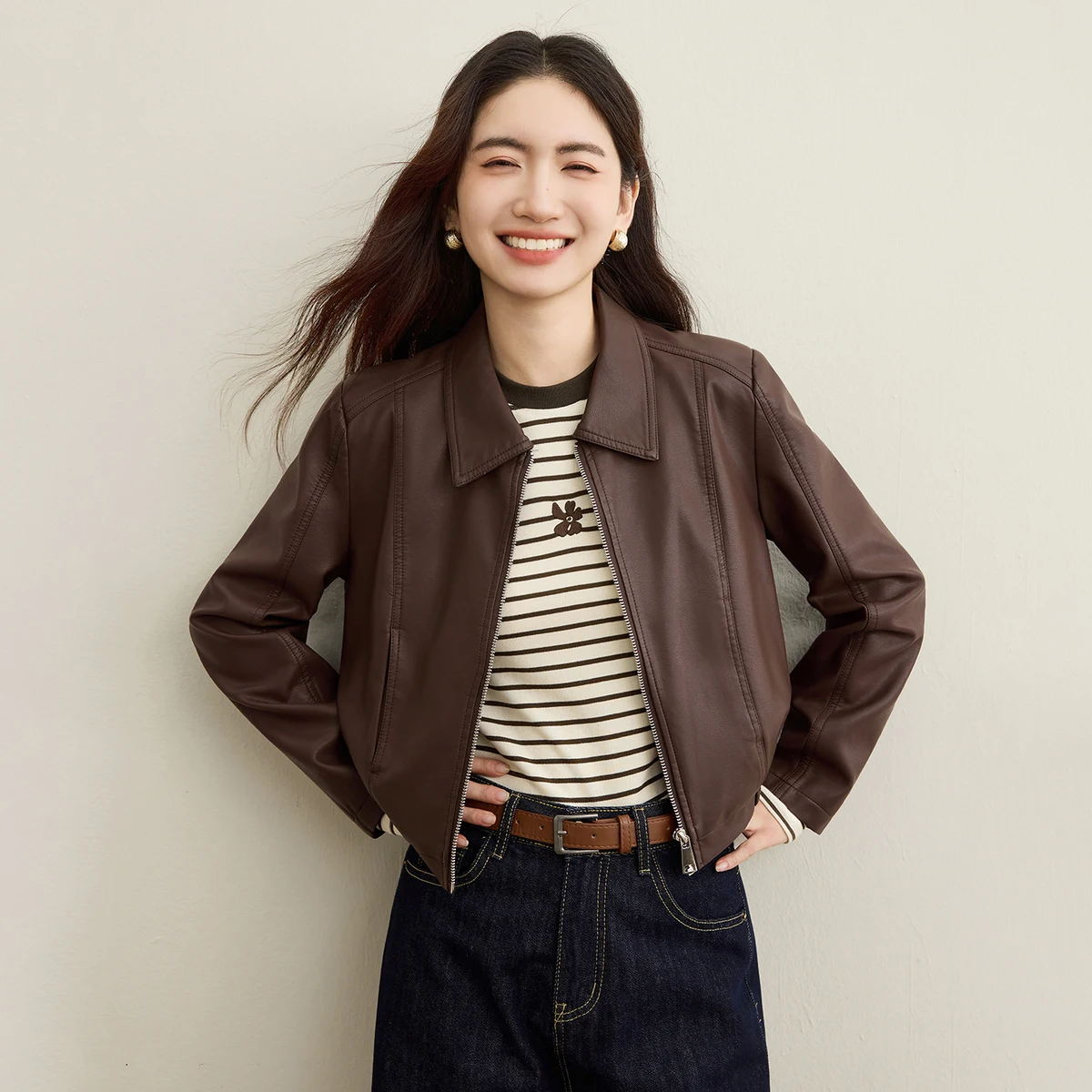 

SENTUBILA PU Leather Jacket Woman 2025 Autumn Commuter Turn-down Neck Zip Up Coat Straight Long Sleeve Short Jackets W53GA2745