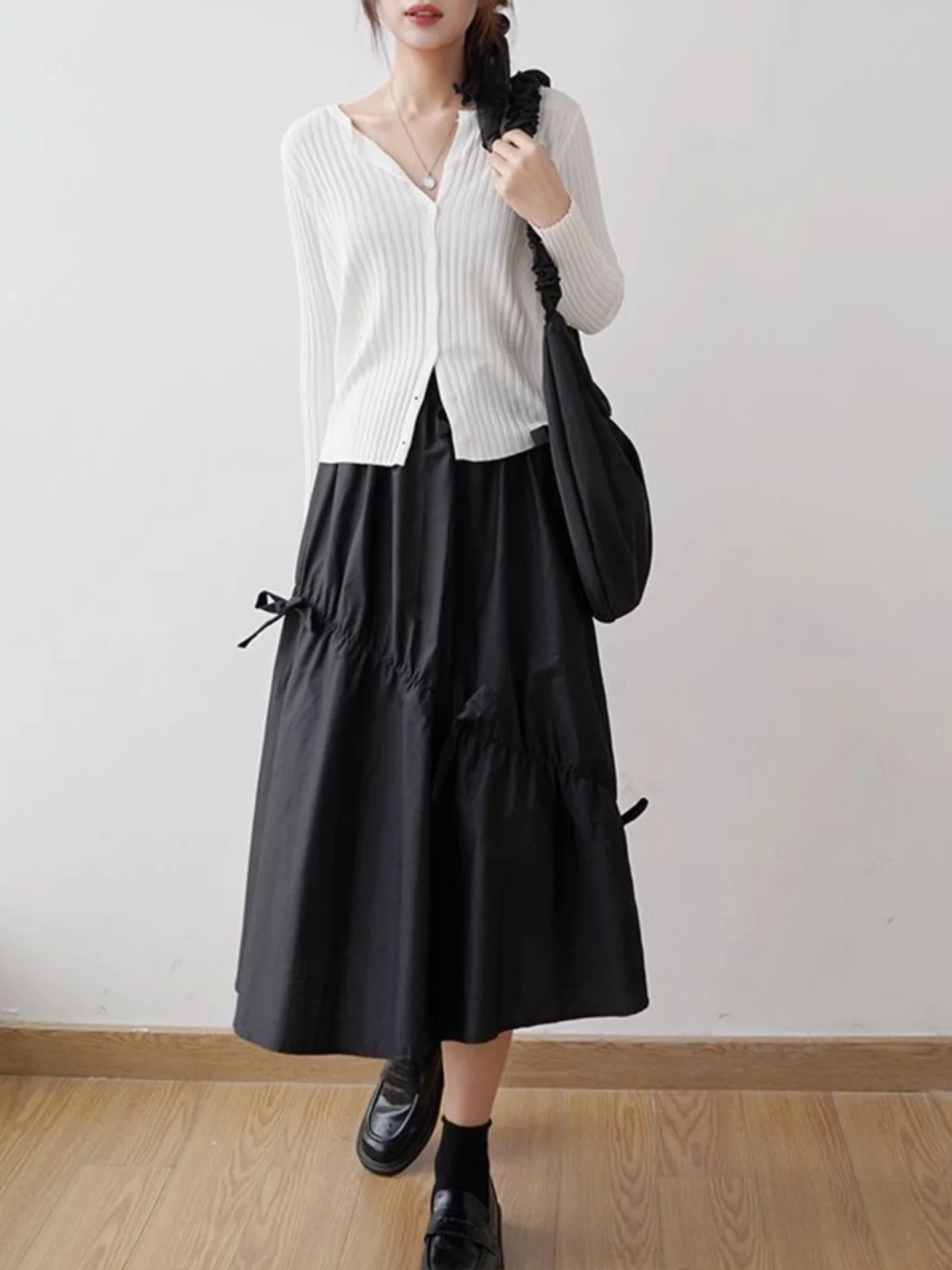 

Юбка А-силуэта с завышенной талией и асимметричным подолом, белая, с завязками, универсальная, летняя коллекция 2025