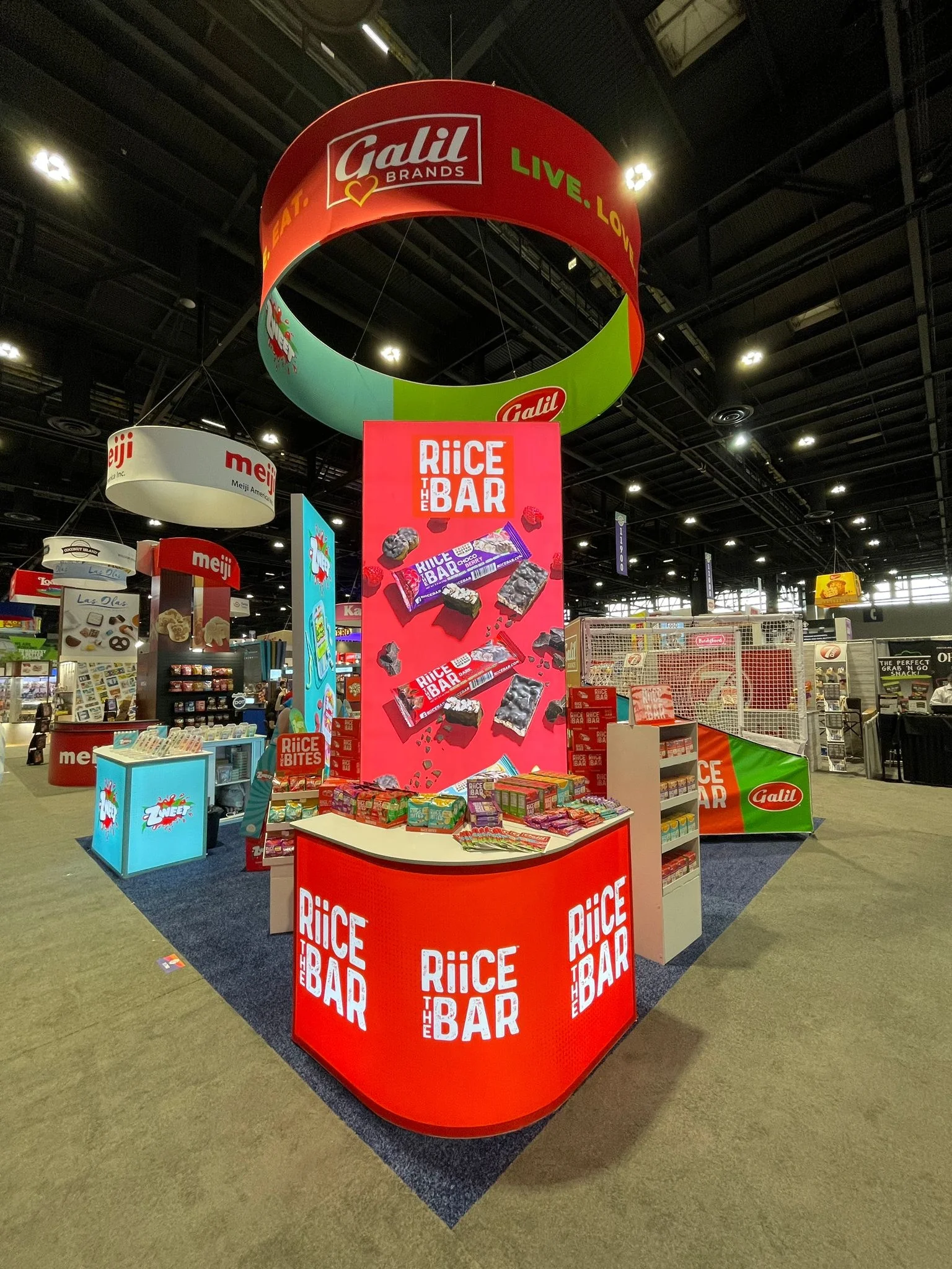 Cabine de commerce Expo West 20x20, produits naturels pour l'industrie alimentaire, avec comptoir incurvé rétroéclairé par LED et panneau suspendu