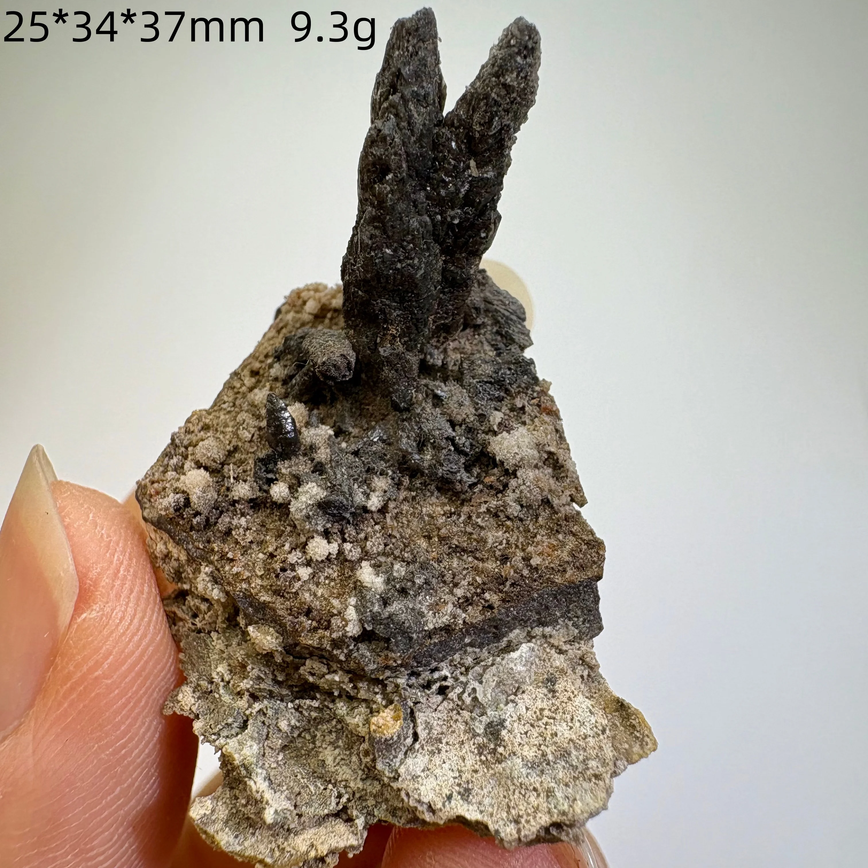 Natural stone, Hebei black feather, crystal cave mineral specimens, quartz clusters, raw stone decoration, unprocessed polished