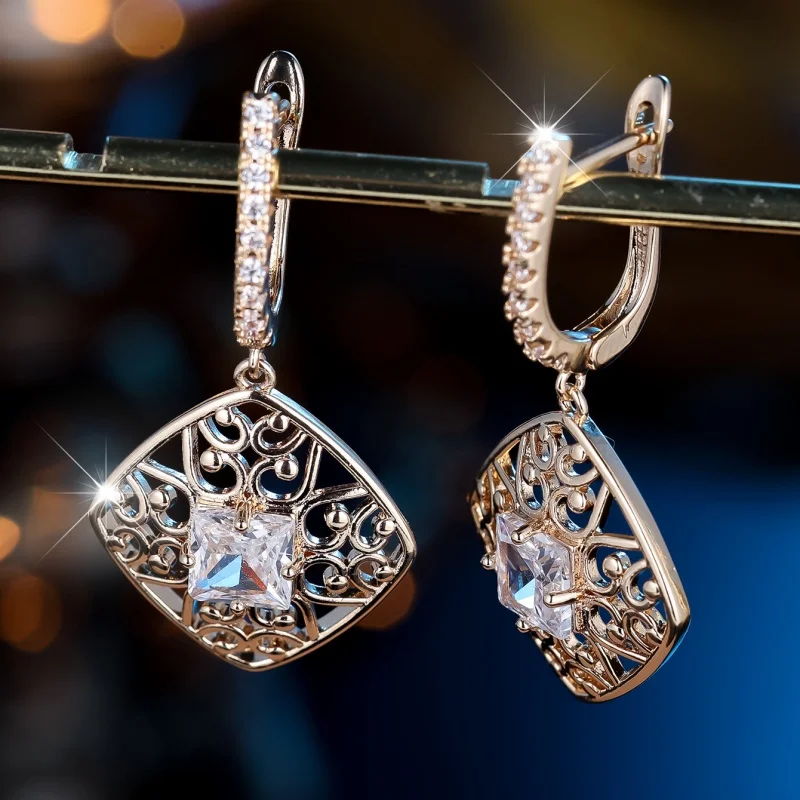 Klassische quadratische rechtwinklige Mikro-Intarsien aus weißem Zirkon-Mesh mit hohler Ohrschnalle für Frauen, exquisites Persönlichkeits-Retro-Accessoire