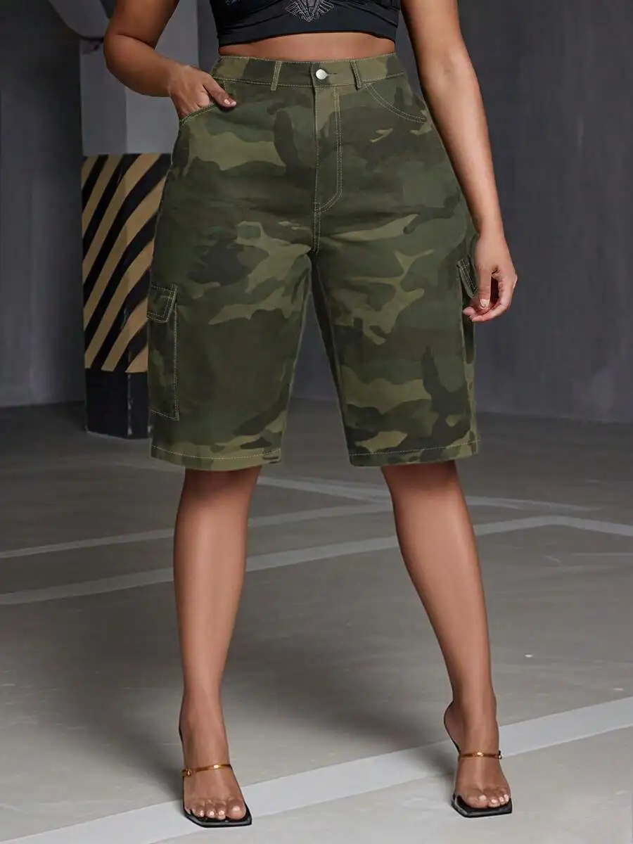 

High-Waisted Camo Cargo Shorts For Women, Loose Fit With Functional Pockets, Knee-Length Utility Style, Breathable Fabric