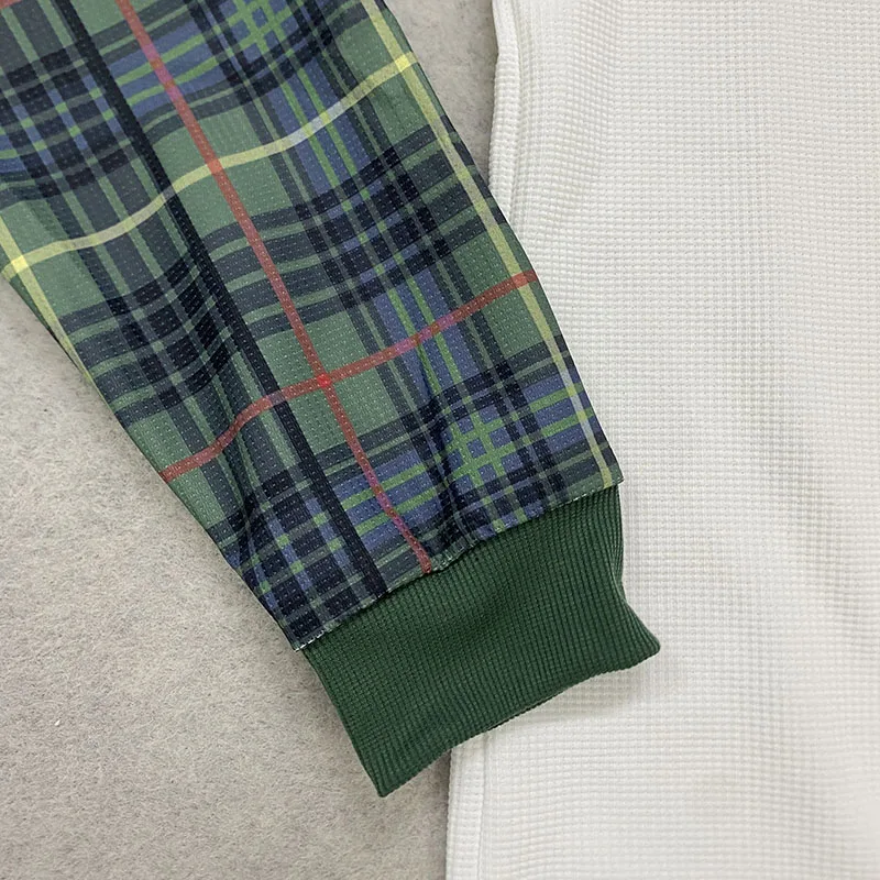 Retro-Kariertes Schulter-Waffel-Langarmshirt mit Rundhalsausschnitt, lässiger, lockerer, vielseitiger, trendiger Herrenpullover für den Herbst. – Detail 13