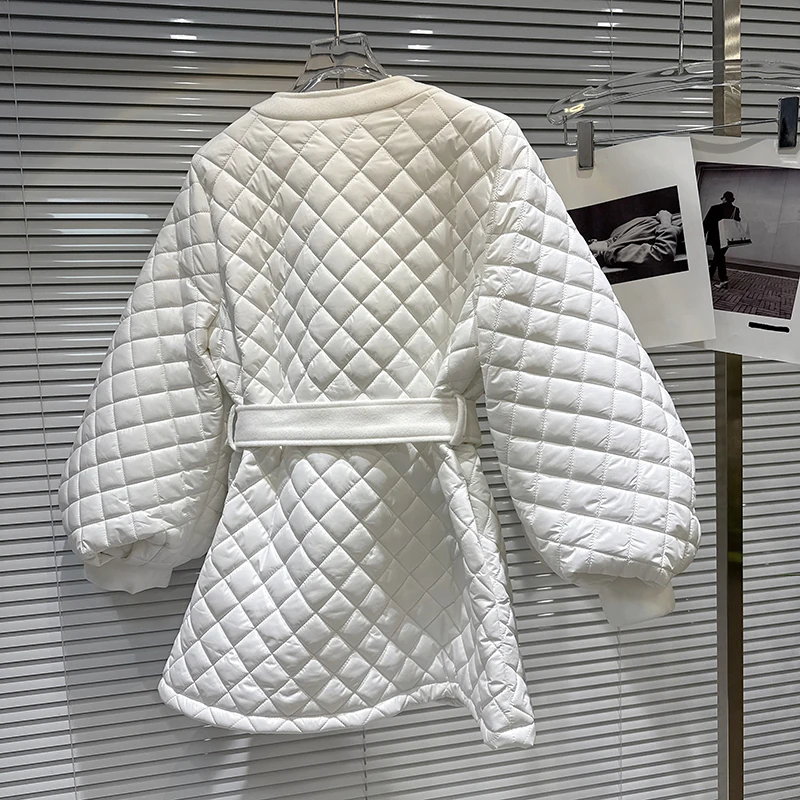 2025 شتاء جديد الماس شبكة نمط ضغط القطن الخصر الدانتيل متابعة سترة قطن فضفاضة المرأة المتخصصة تصميم فريد الشعور معطف