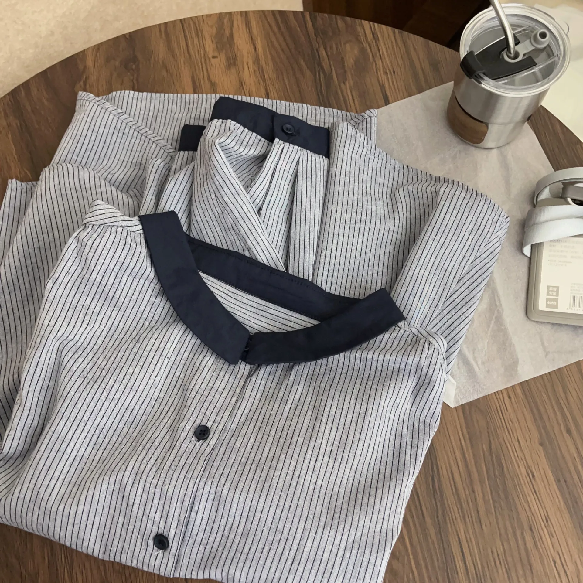 ما قبل الخريف 2025 قميص نسائي مخطط بسيط متباين بأكمام طويلة قميص نسائي فضفاض غير رسمي متعدد الاستخدامات