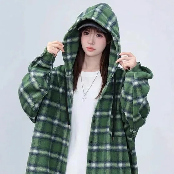 Camicia da donna autunno nuovo stile pigro allentato camicia casual in poliestere di media lunghezza giacca stile classico con cappuccio scozzese di lana 2025 autunno