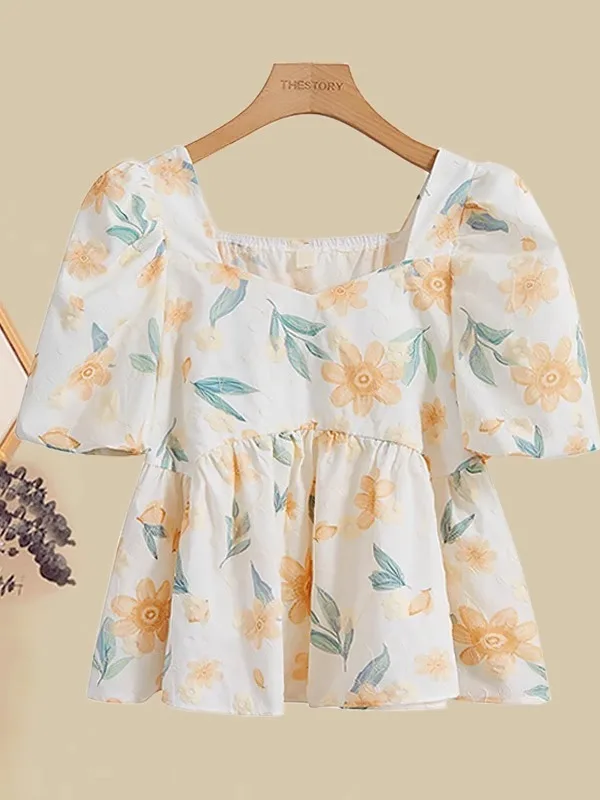 

Новая летняя женская блузка с квадратным вырезом и цветочным принтом, омолаживающая, с рукавами-фонариками и декоративными элементами.