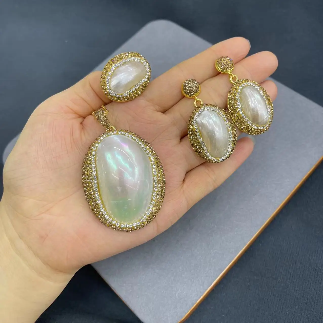

Ore natural Mapei soft pottery point crystal craft inlay three-piece set medieval style stone pendant necklace earring ring