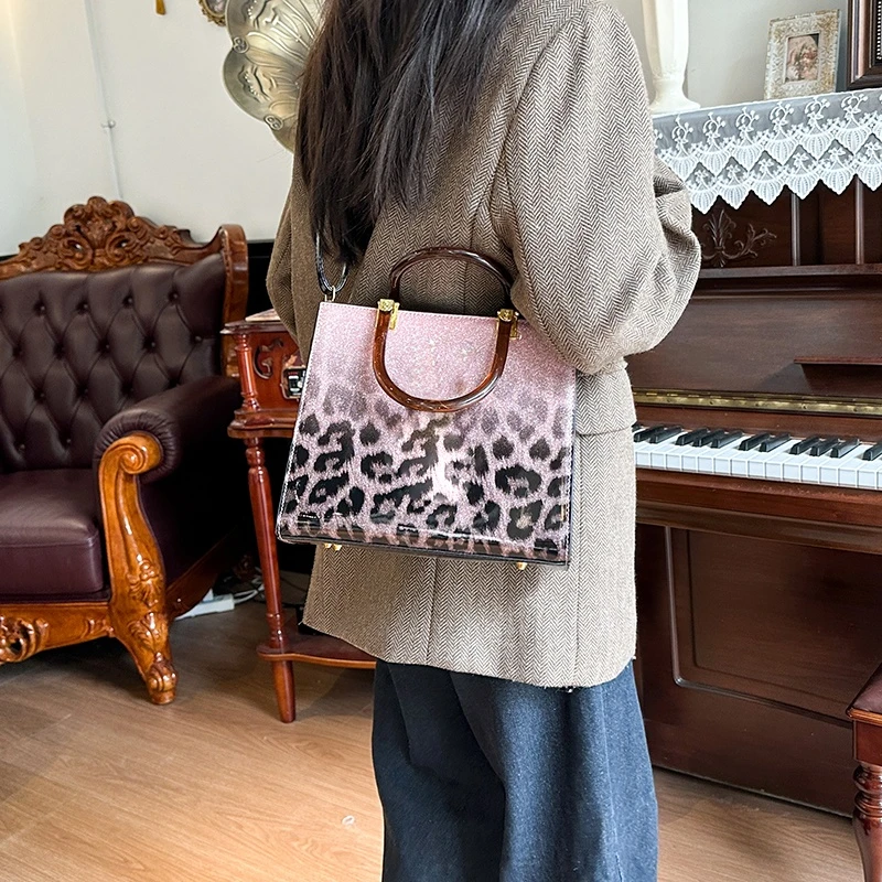 

Classy Women Handbag Soft Faux Leather Material Spacious Interior with Zipper Pocket Comfortable Shoulder Strap for Casual Use