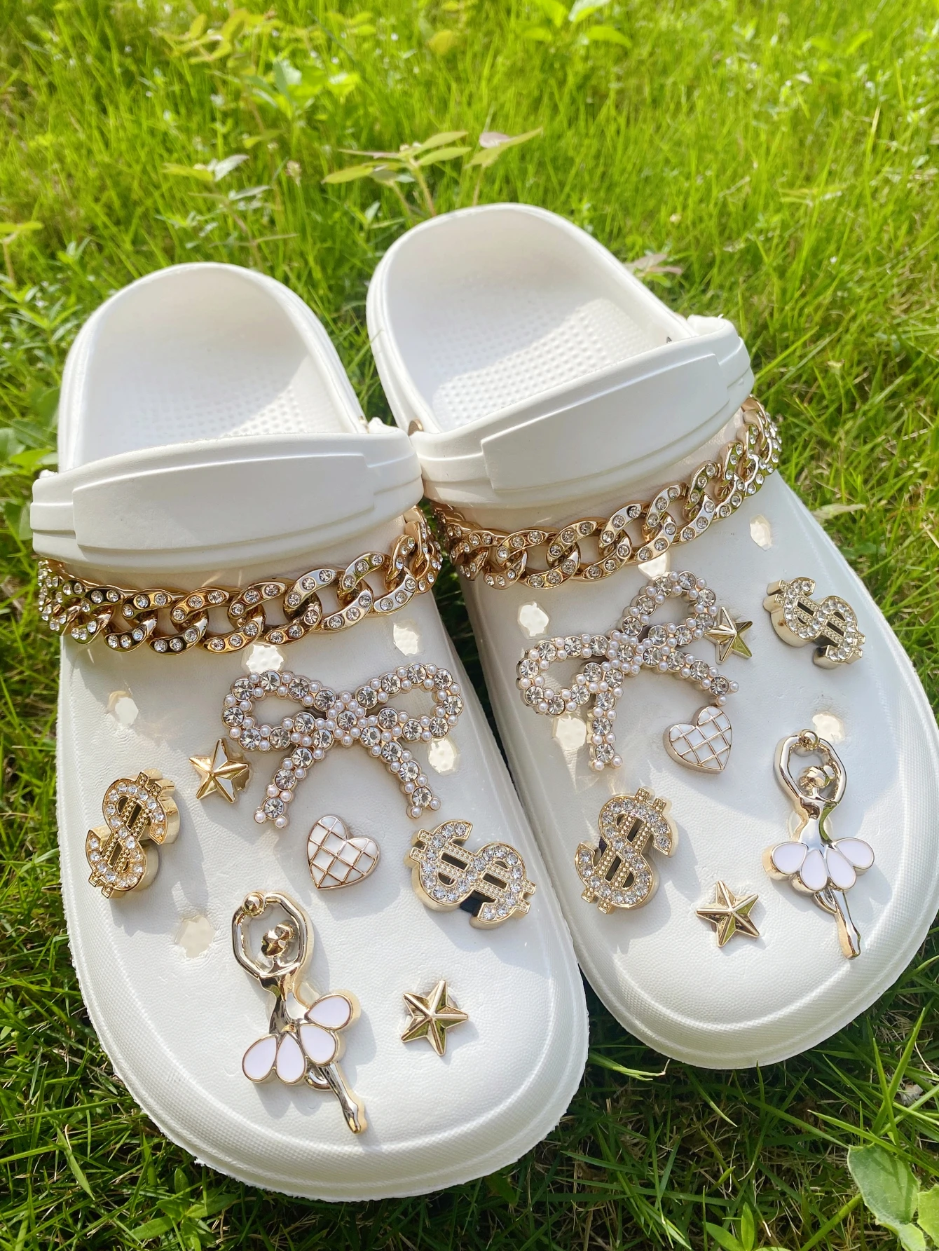 16 piezas de niña bailarina dorada, dólares estadounidenses, lazos, corazones pequeños, estrellas de cinco puntas, crocs de cadena, flores de zapatos ABS, decoración DLY