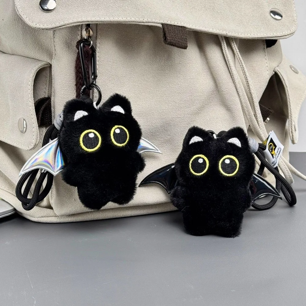 Nuevo llavero de muñeco de peluche de gato negro de pez de alta calidad, babero de fresa, bolso de muñeca, colgante, alas, llavero de coche, decoración de bolso escolar