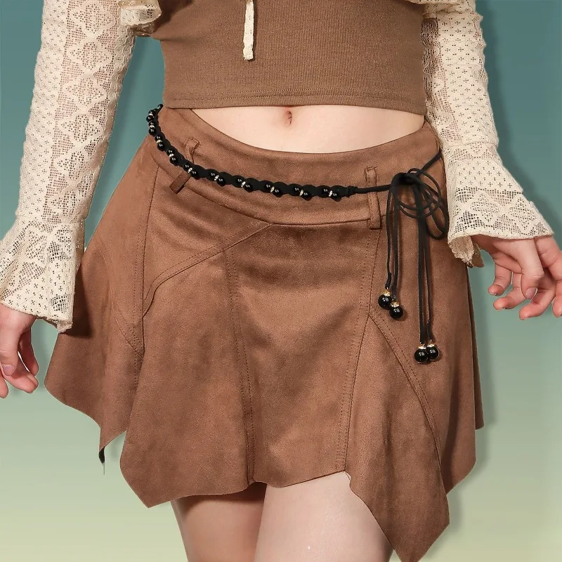 Ceinture en cuir noir et blanc tressée de perles, tendance, élégante et sophistiquée, parfaite pour les robes ; chaîne de taille nouée pour femme