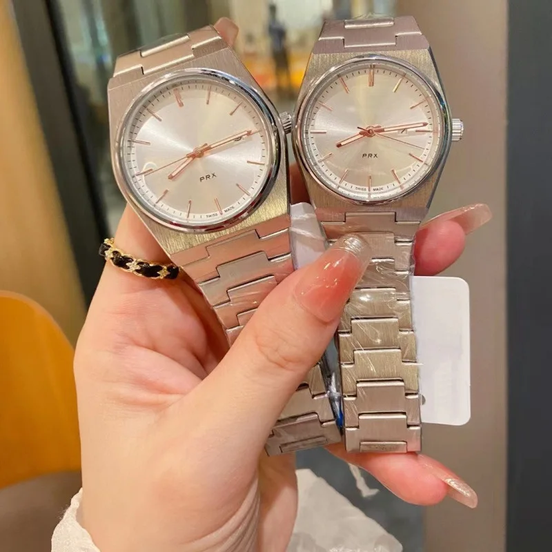 ​ 2025 ساعة كوارتز فاخرة بلون الحلوى للنساء الياقوت كريستال الفولاذ المقاوم للصدأ مقاوم للماء 30 متر ساعة زوجين أنيقة الموضة