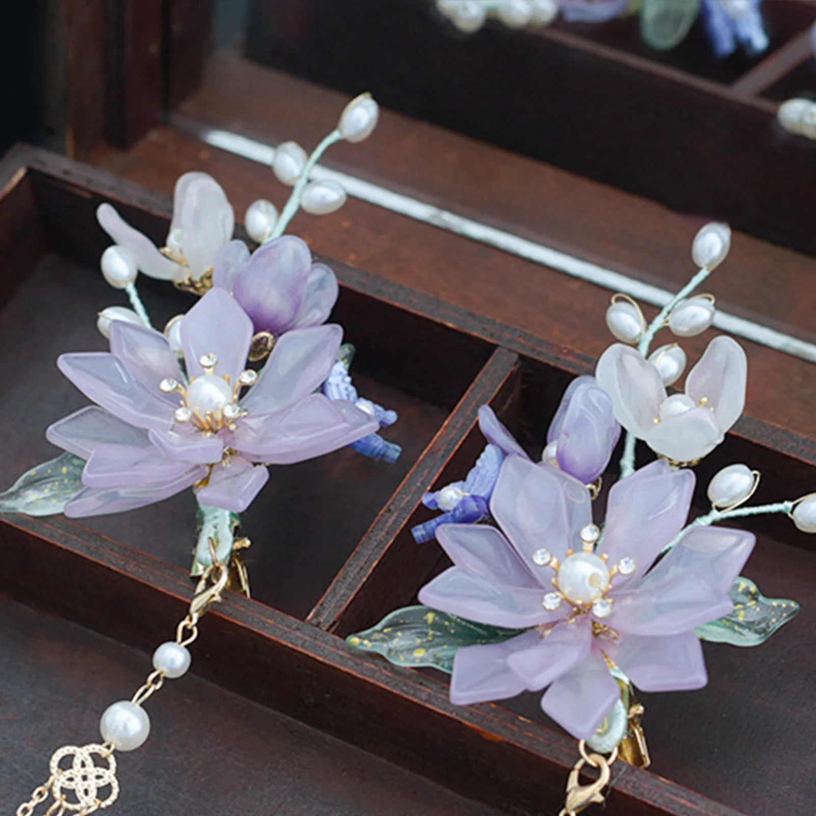 conjunto-de-2-grampos-de-cabelo-com-franjas-e-borlas-em-liga-roxo-claro-com-design-floral-elegante-e-perolas-para-trajes-tradicionais-hanfu