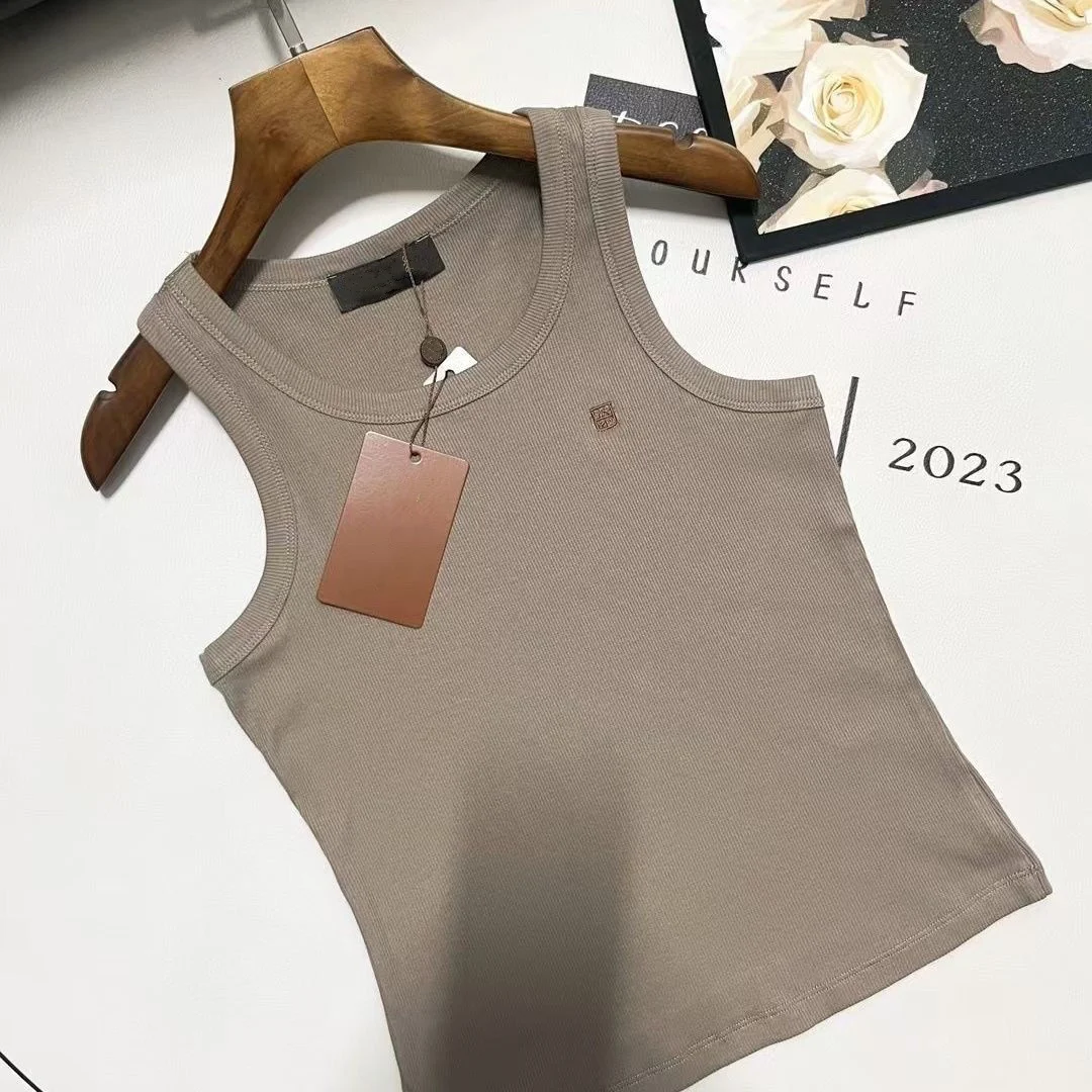 سترة نسائية قصيرة جديدة لعام 2025 بلون سادة ومتعددة الاستخدامات وقصة ضيقة ورقبة دائرية بدون أكمام