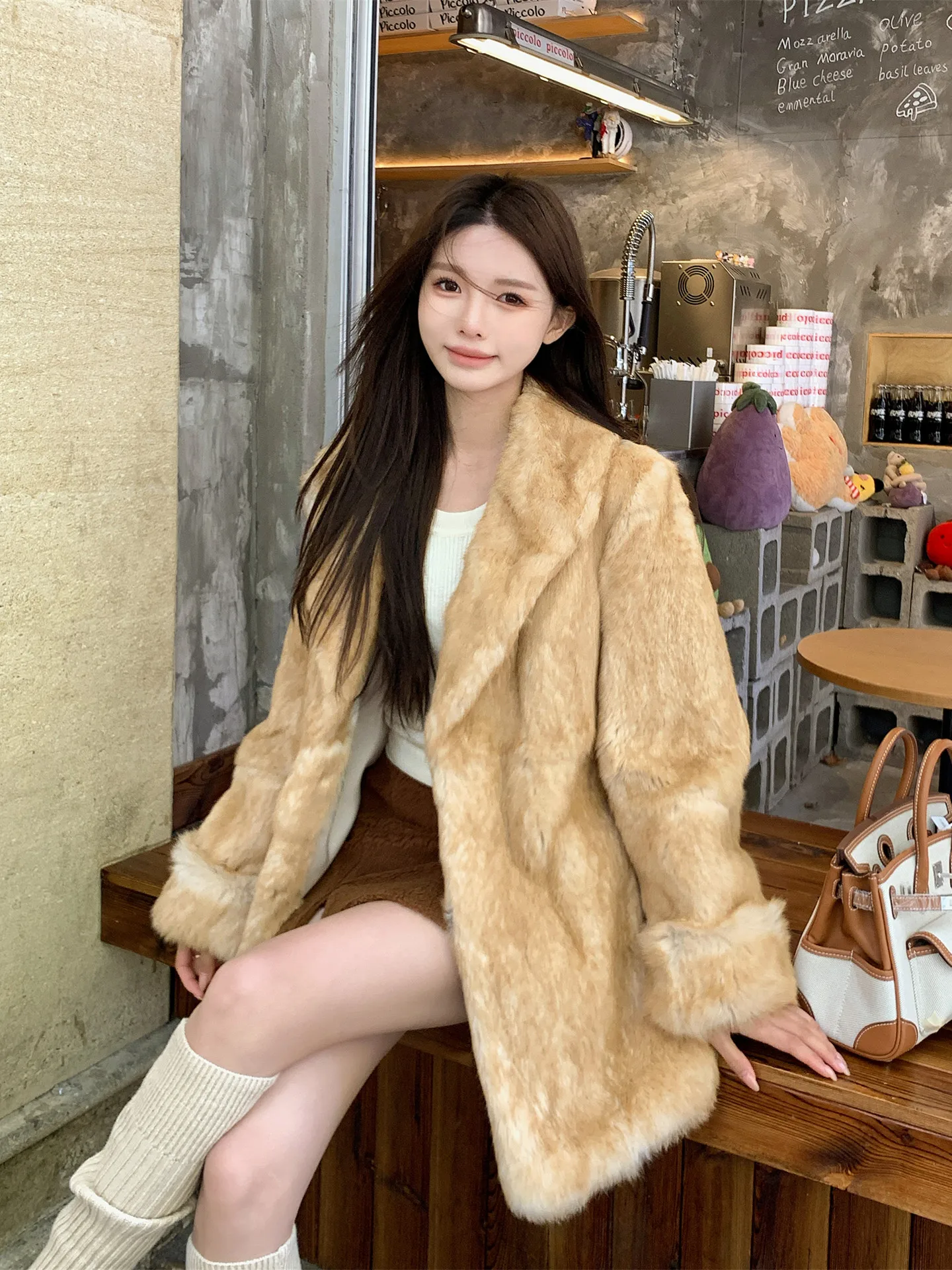 

Пальто из двухцветного кроличьего меха Cus-Dyed с воротником из меха DD Pelt "Middle-Aged Gold", длинное, комфортное и теплое, цветное