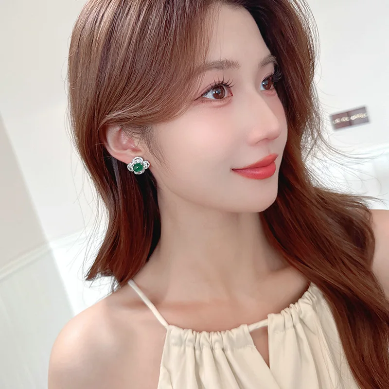 أقراط أذن فاخرة خفيفة مع إحساس بالتطور، وأقراط زهرية، وأقراط أنيقة ذات تصميم متخصص