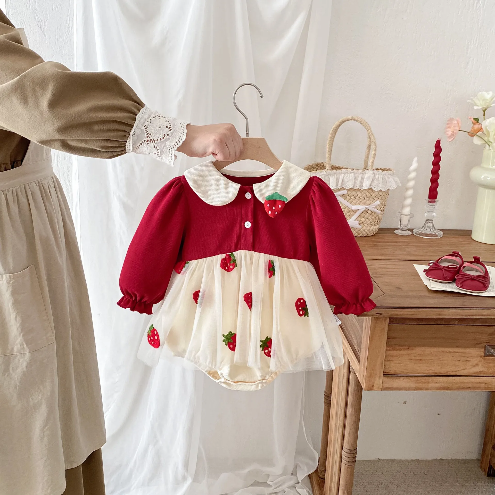 

Платье-комбинезон для девочек 0-24 месяца, весна-осень 2026, с вышивкой клубники, из фатина, с длинным рукавом, праздничный наряд для младенцев