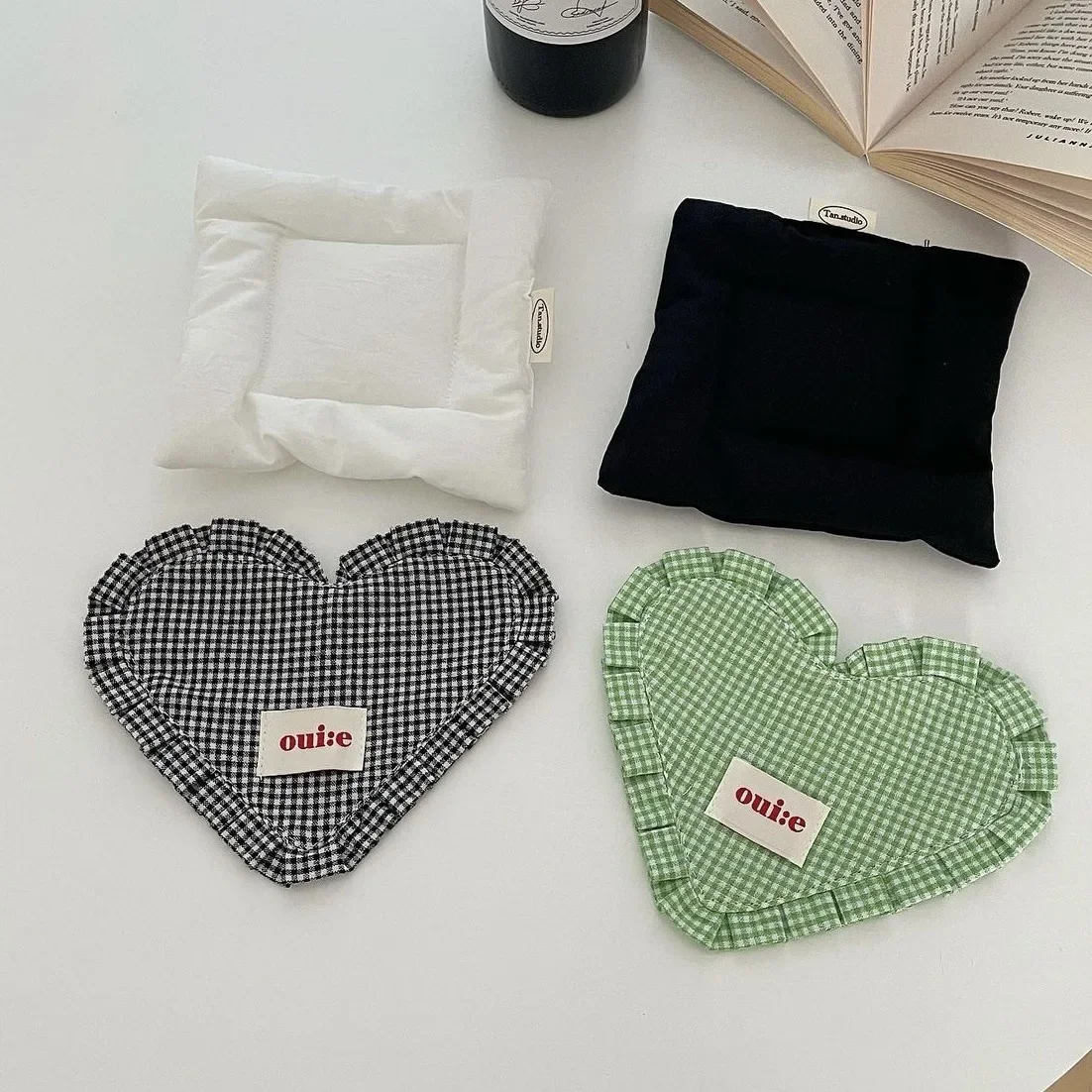

INS Heart-shaped Plaid Pure Cotton Pet Meal Mat Dog Bowl Mats Cute Pleated Lace Photo Atmosphere Heart Decoration Props