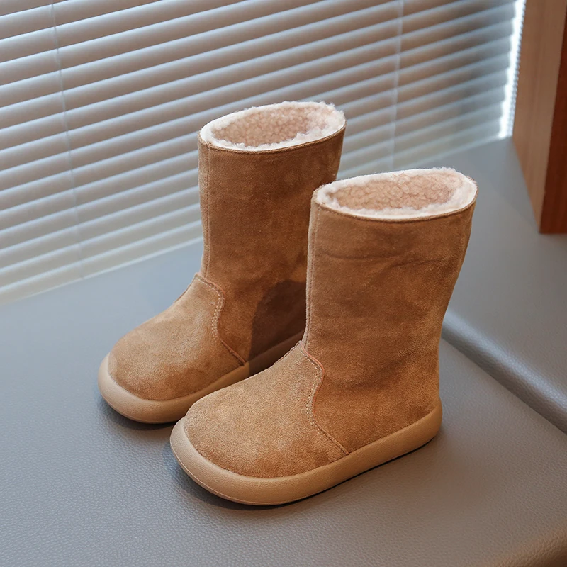 Anak perempuan mengenakan dua pasang sepatu Birkin berbulu, sepatu musim dingin anak perempuan dengan sol tengah tebal, sepatu katun hangat, sepatu salju anak-anak.