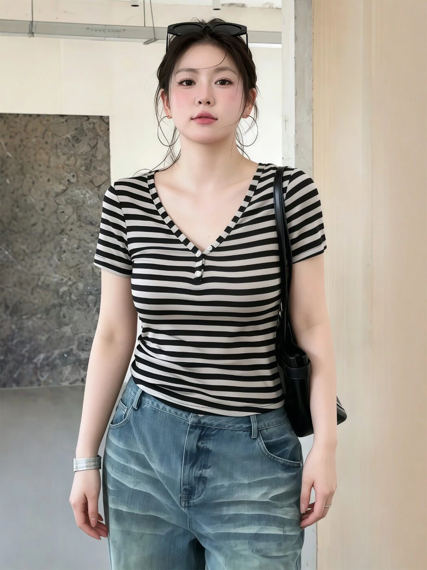 

plus Size Women's Korean Style Striped V-Neck Button Design Short Sleeve T-Shirt Summer Slimming Casual Top Versatile Comfort...