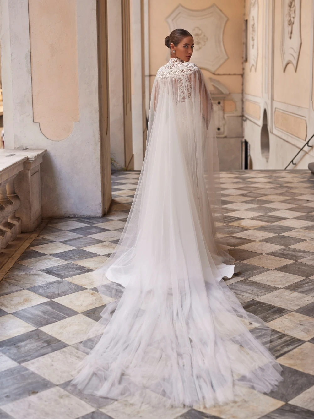 Vintage-Inspired Elegant Wedding Dress, Scalloped Lace Appliqué Mermaid Bridal Gown, Illusion Tulle Back Slim Fit Formal Wear