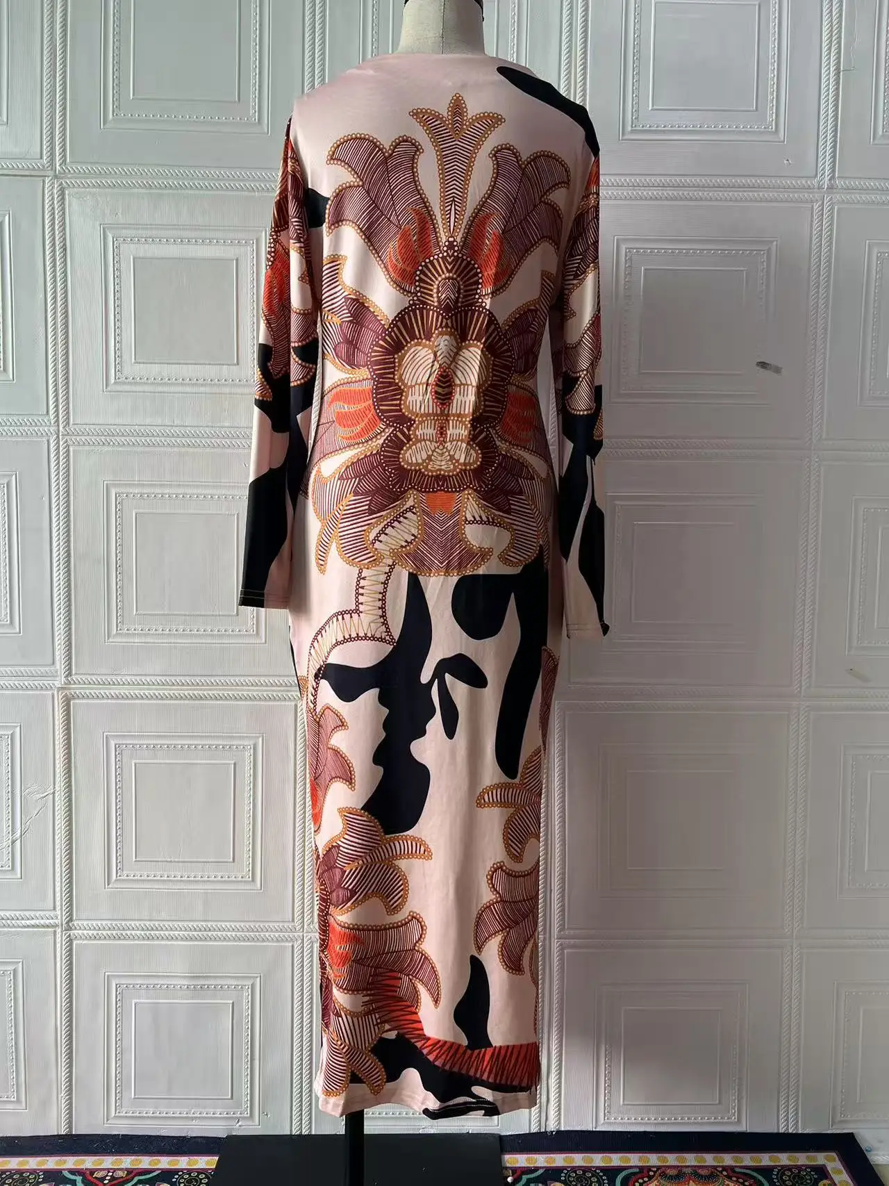 Sukienka damska z seksownym dekoltem w serek, długim rękawem, nadrukiem i rozcięciem, modna na jesień/lato 2025.