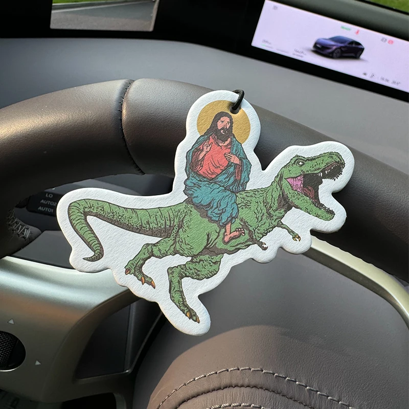 مدح يسوع يركب ديناصور هيلتون (رائحة الفندق) معطر هواء للسيارة | قلادة مرآة الرؤية الخلفية ومشبك تنفيس ثنائي الغرض | أقراص الروائح المواد الطبيعية | عطر يدوم طويلاً لمدة 90 يومًا | غير كحولي | لا تخاف من الشمس | مصممة خصيصًا لإزالة الروائح الكريهة للسيارات وخزائن الملابس والحمامات. | نمط الرسوم المتحركة الكرتونية | للجنسين | عطر فاخر من الدرجة | خمسة #3