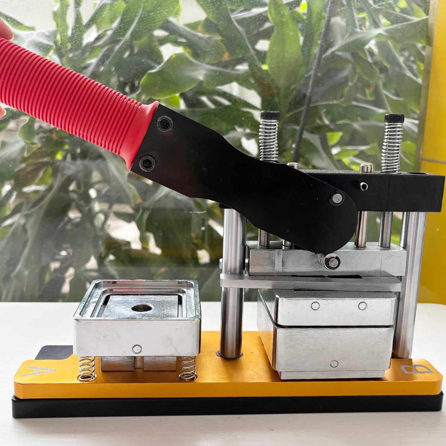 63.5mm Square Badge Making Machine 2.5 Inch Manual Hand Press Button Pin Maker Badge Press Machine for Square Badge Production