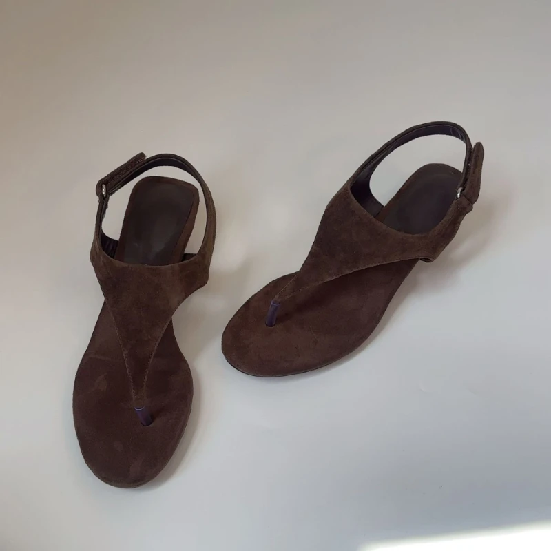 

Женские комфортные сандалии-слингбэки 2026 года из темно-коричневой замши с ремешком и пряжкой на щиколотке, на плоской подошве