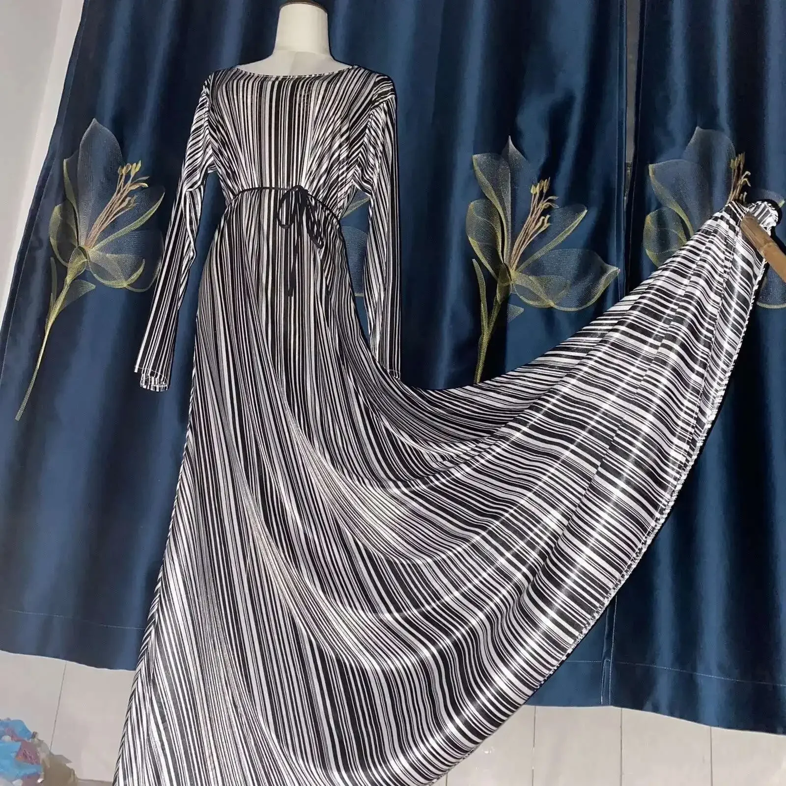 Abito da notte da donna in seta di ghiaccio con stampa floreale lucida gonna lunga altalena da uomo abito da notte a maniche lunghe allentato in raso Sissy taglie forti