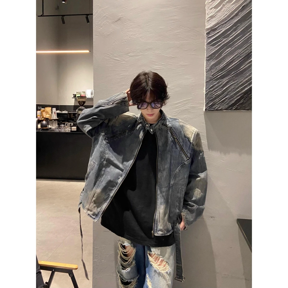 

Мужская джинсовая куртка в американском стиле High Street с воротником-стойкой, поясом для талии и подплечниками, молодежный тренд