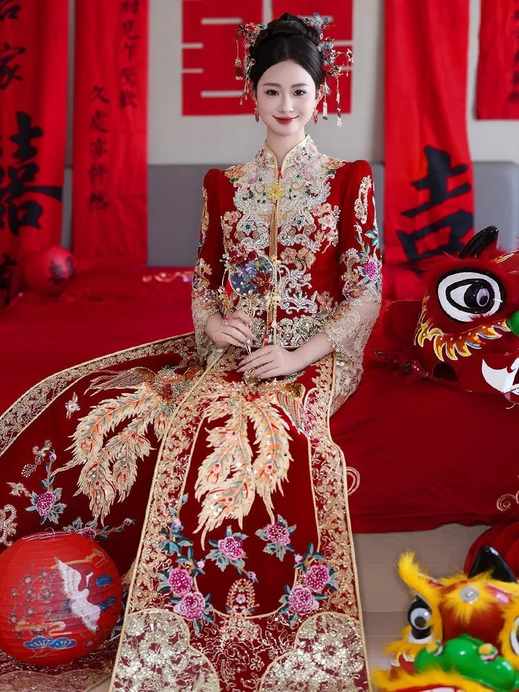 A new style of red Chinese-style wedding dress for featuring phoenix crown and rosy veil