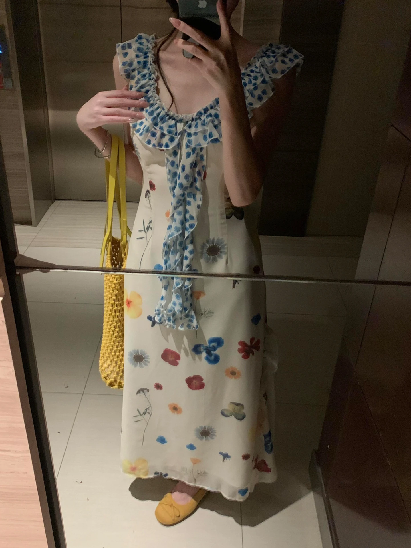 ชุดเดรสยาวลายดอกไม้แบบเปิดไหล่สำหรับผู้หญิง ฤดูร้อน 2025 รุ่นใหม่ สไตล์หรูหรา ทรงเอ เอวสูง ไม่มีแขน คอวี