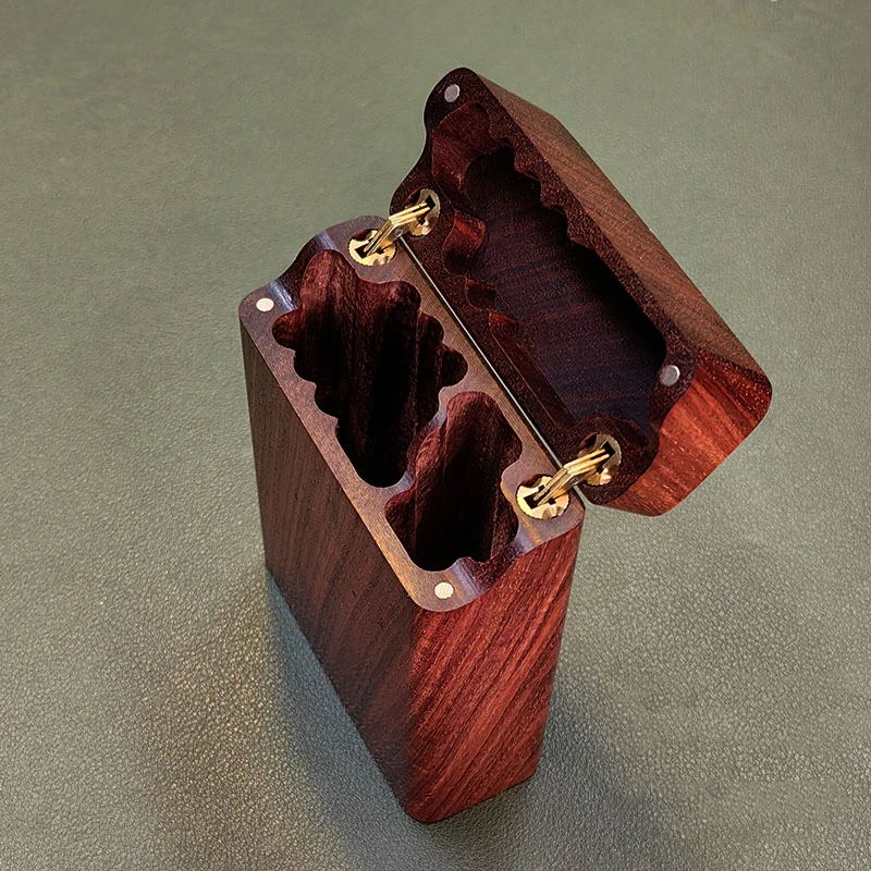

Деревянный футляр ручной работы из кровавого сандалового дерева с магнитной застежкой и гравировкой для сигарет и аксессуаров, подарочная коробка