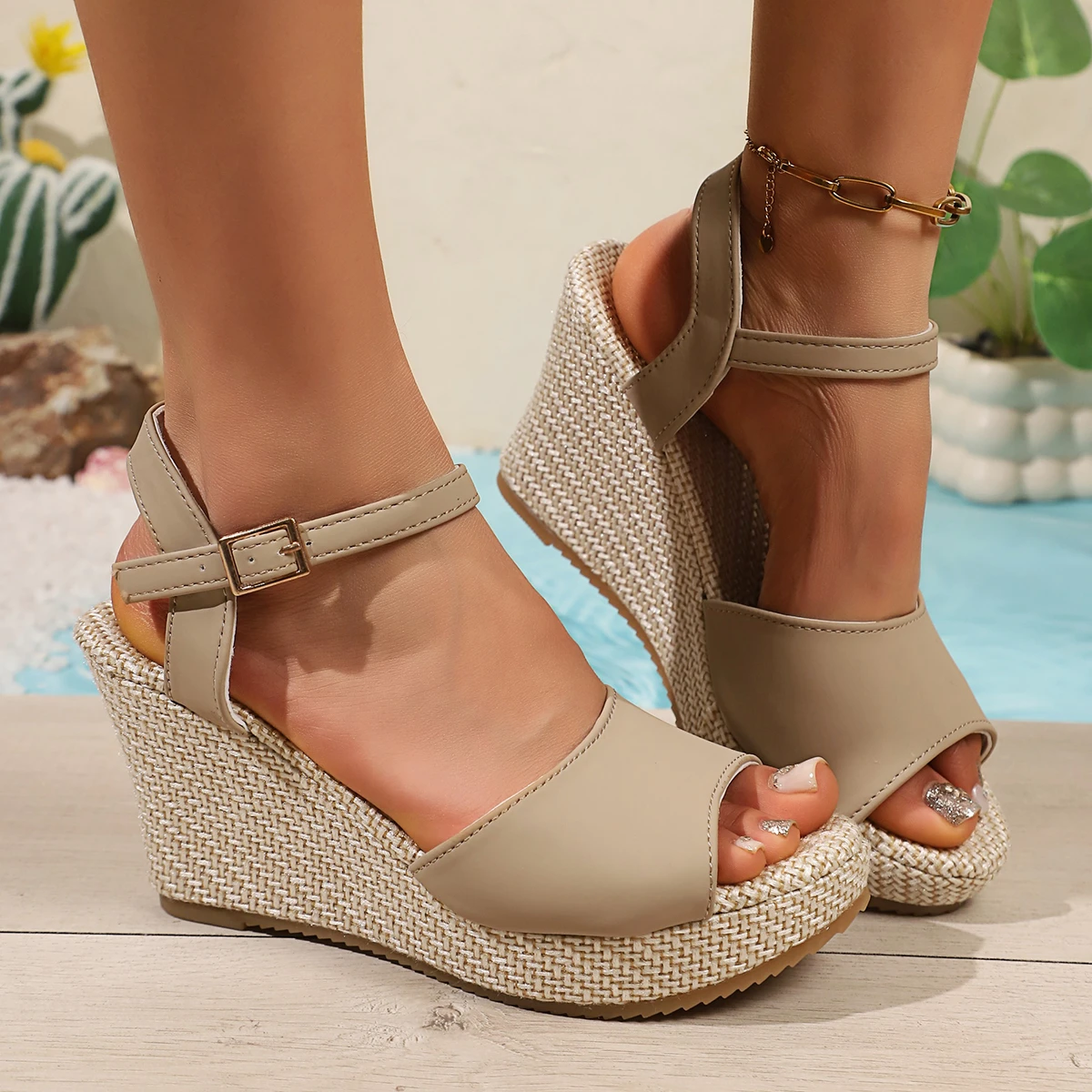 

Винтажные женские сандалии на танкетке с заклепками, летние, на высоком каблуке, на платформе, большие размеры до 43, с пряжкой на щиколотке, пляжная обувь, коллекция 2026 года