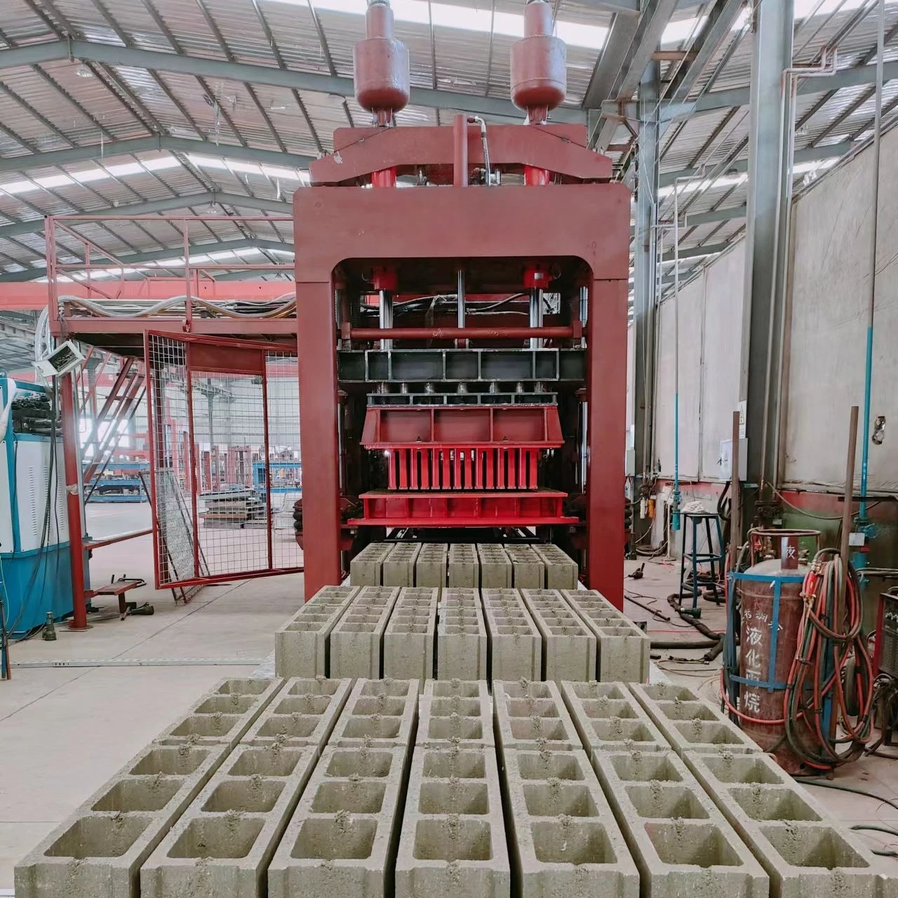 China Supplier Concrete Brick Making Machine QT4- 25 Automatic Concrete Block Brick Making Machine Make Bricks for Netherlands