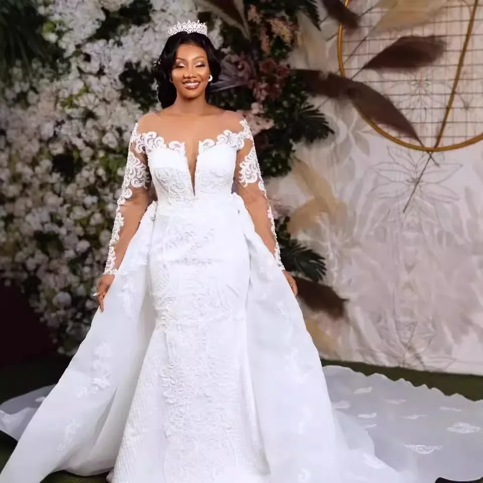 Suknia ślubna z koronkowymi aplikacjami na szyi, z odpinaną spódnicą, model syrena, plus size, dla czarnoskórej panny młodej.