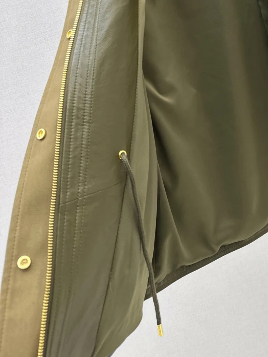 Giacca in vera pelle con cappuccio con tasche decorative: elegante, elegante e morbida.