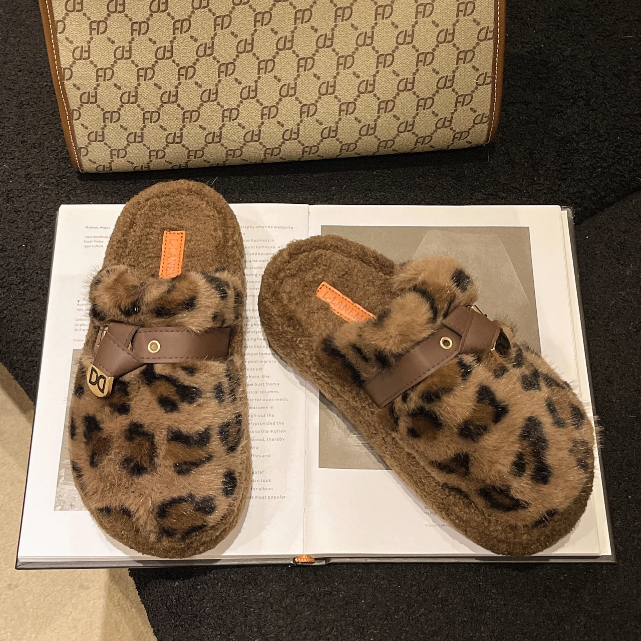 Zapatillas de piel de leopardo a la moda para mujer, pantuflas mullidas para interiores y exteriores, diseño de hebilla de cinturón, zapatos para el hogar, invierno 2024