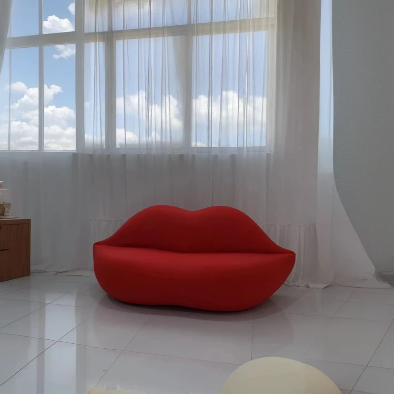 クリエイティブな特殊形状の服飾店 婦人服店 休憩所 受付 美容室 赤い唇 ファッションスタイリング ソファ