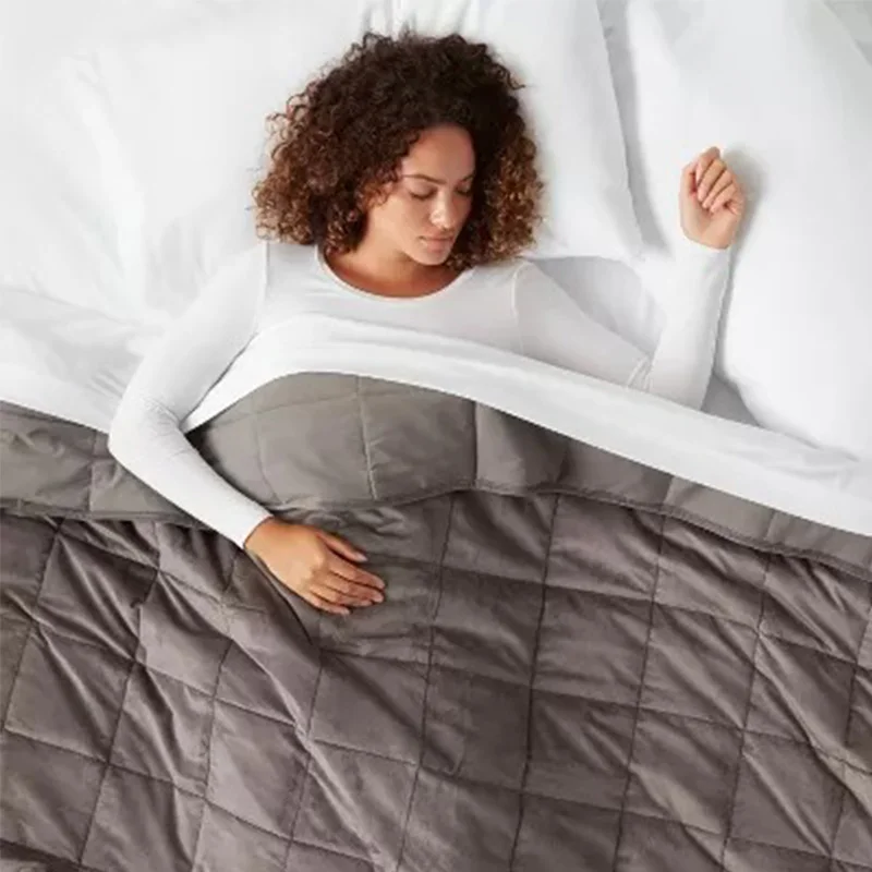 

Small glass beads are safely filled with a weighted blanket that can fall asleep faster.